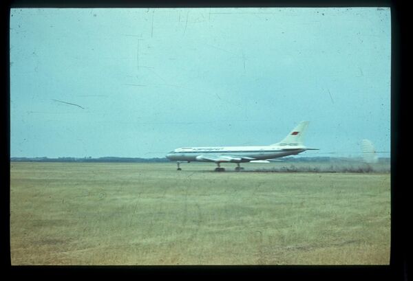 Un 'hobby' único: esta joven rusa restaura el primer avión reactor comercial de la URSS | Vídeo, fotos - Sputnik Mundo