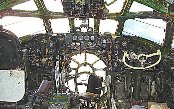Estado de la cabina de pilotos del Tu-104 en Berdsk antes de que empezara su restauración - Sputnik Mundo
