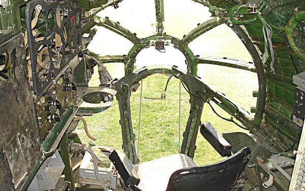 Estado del puesto de navegador del Tu-104 en Berdsk antes de que empezara su restauración - Sputnik Mundo