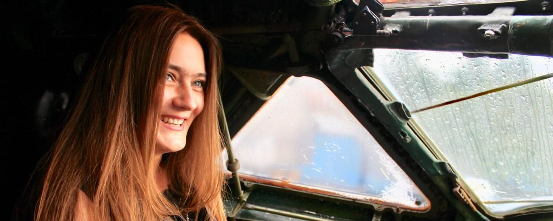 María Karmánova en la cabina del Tu-104 que está restaurando - Sputnik Mundo, 1920, 27.06.2020