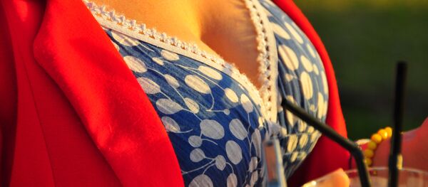 Los pechos de una mujer Los pechos de una mujer - Sputnik Mundo