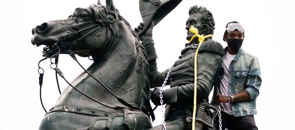 Un manifestante intenta derribar una estatua del presidente Andrew Jackson, en Washington - Sputnik Mundo