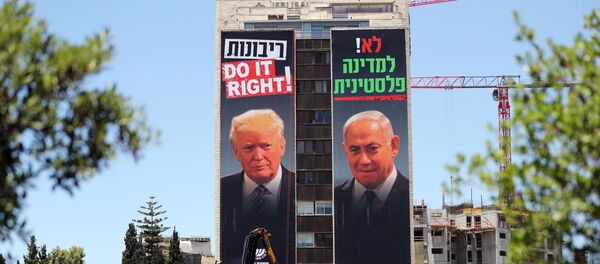 Un cartel con rostros del presidente de EEUU, Donald Trump, y el primer ministro israelí, Benjamín Netanyahu - Sputnik Mundo