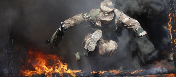 Un soldado del Ejército Popular de Liberación de China durante unos ejercicios (archivo) - Sputnik Mundo