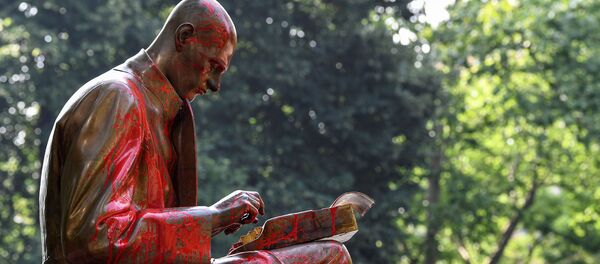 La estatua de Indro Montanelli, periodista, escritor e historiador italiano en Milán - Sputnik Mundo