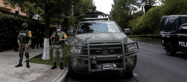 Oficiales de policía vigilan la escena del crimen después de un intento de asesinato del jefe de policía de la Ciudad de México, Omar García Harfuch - Sputnik Mundo