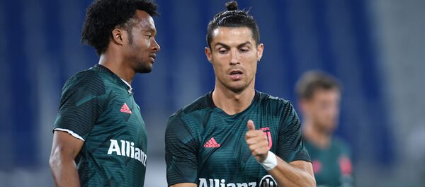Futbolistas de la Juventus, Cristiano Ronaldo (derecha) y Juan Cuadrado (izquierda) - Sputnik Mundo