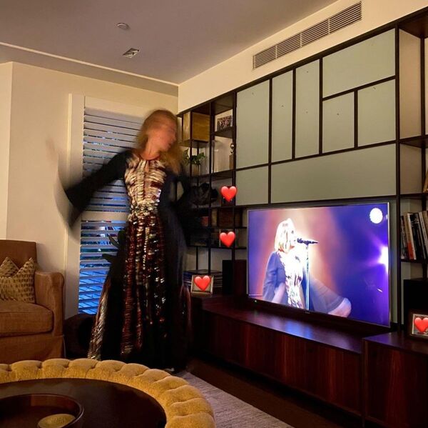 Adele vuelve a mostrar su gran cambio físico poniéndose un vestido de 2016 - Sputnik Mundo