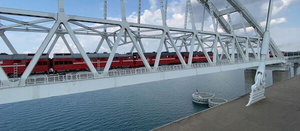 Un tren de carga pasa por el puente de Crimea - Sputnik Mundo