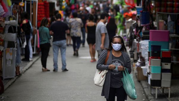 Una brasileña con mascarilla Una brasileña con mascarilla - Sputnik Mundo