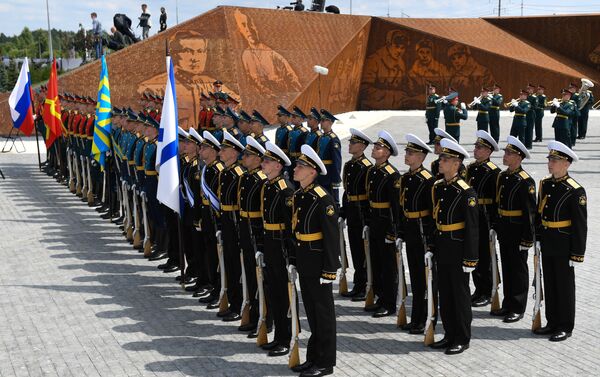 Ceremonia de la inauguración de un monumento al soldado soviético cerca de la ciudad rusa de Rzhev - Sputnik Mundo