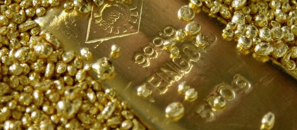 Un lingote entre granos de oro - Sputnik Mundo