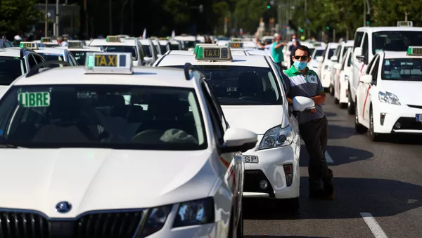 Manifestación en coche de taxistas en Madrid - Sputnik Mundo