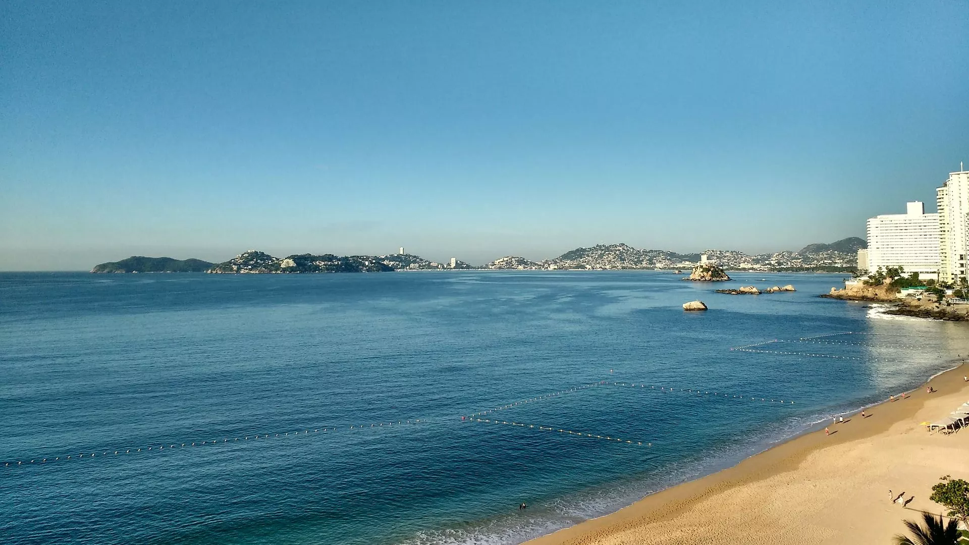 Una playa de Acapulco, referencial