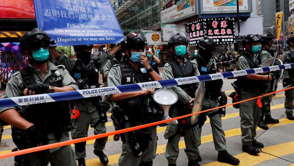La Policía de Hong Kong durante las protestas La Policía de Hong Kong durante las protestas - Sputnik Mundo