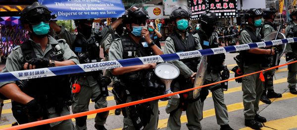 La Policía de Hong Kong durante las protestas La Policía de Hong Kong durante las protestas - Sputnik Mundo