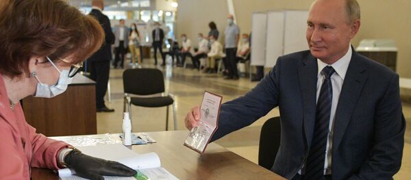 El presidente ruso, Vladímir Putin, vota sobre las enmiendas a la Constitución - Sputnik Mundo