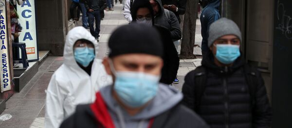 Personas desempleadas hacen cola para solicitar el seguro de desempleo en Santiago - Sputnik Mundo