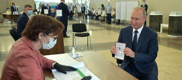 Президент Владимир Путин во время голосования по вопросу одобрения изменений в Конституцию РФ - Sputnik Mundo