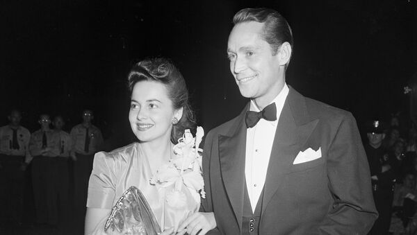 La actirz Olivia de Havilland junto al actor Franchot Tone - Sputnik Mundo