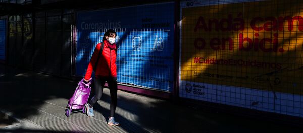 Una chica con mascarilla en buenos Aires durante el brote de coronavirus en Argentina - Sputnik Mundo