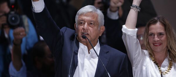Andrés Manuel López Obrador brinda el discurso tras el anuncio de los resultados de las elecciones presidenciales de 2018 - Sputnik Mundo
