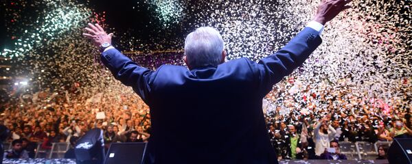 Andrés Manuel López Obrador celebra su triunfo en las elecciones presidenciales de 2018 - Sputnik Mundo