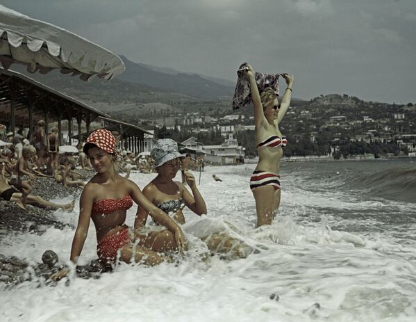 Así eran los bikinis que lucían las mujeres de la Unión Soviética

 - Sputnik Mundo