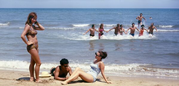 Así eran los bikinis que lucían las mujeres de la Unión Soviética

 - Sputnik Mundo