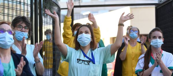Sanitarios del Hospital Gregorio Marañón agradecen los aplausos de la gente  - Sputnik Mundo