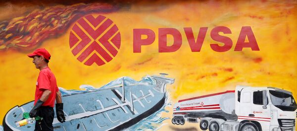 Una muralla con el logo de PDVSA - Sputnik Mundo