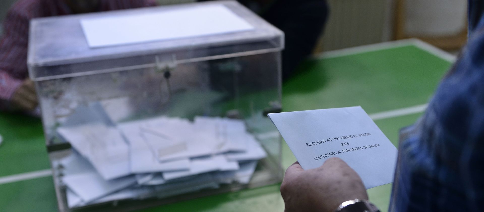 Votante frente a una urna en las elecciones de Galicia de 2016 Votante frente a una urna en las elecciones de Galicia de 2016 - Sputnik Mundo, 1920, 02.07.2020
