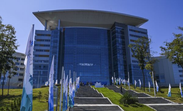 Вид на главное здание Дальневосточного федерального университета - Sputnik Mundo