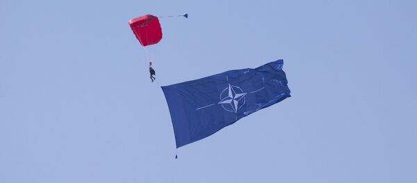 Un paracaidista con la bandera de la OTAN (imagen referencial) - Sputnik Mundo