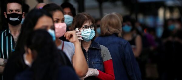 Personas con mascarillas faciales hacen cola para ingresar en una tienda de Madrid Personas con mascarillas faciales hacen cola para ingresar en una tienda de Madrid - Sputnik Mundo