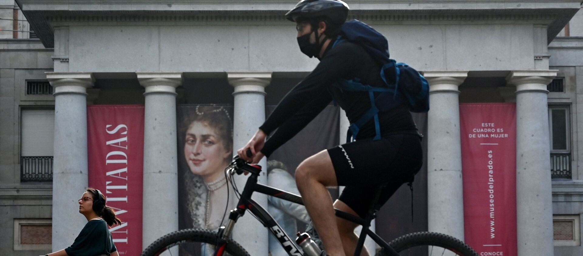 Un ciclista hace deporte frente al Museo del Prado en Madrid - Sputnik Mundo, 1920, 03.07.2020