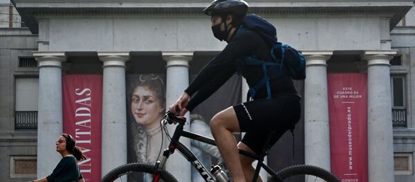 Un ciclista hace deporte frente al Museo del Prado en Madrid - Sputnik Mundo