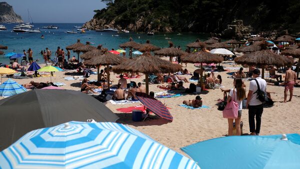 Una playa de Costa Brava, España - Sputnik Mundo