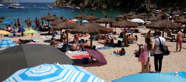 Una playa de Costa Brava, España - Sputnik Mundo