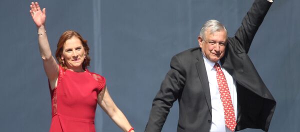 Escritora Beatriz Gutiérrez Müller con su esposo, el presidente de México, Andrés Manuel López Obrador - Sputnik Mundo