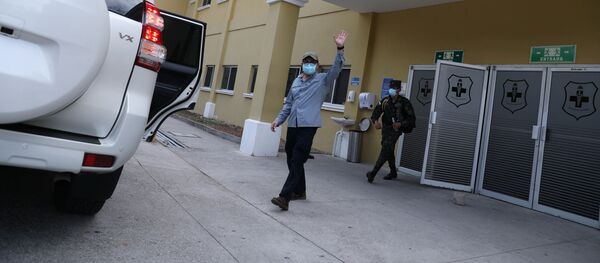 Juan Orlando Hernández, presidente de Honduras, saliendo del hospital - Sputnik Mundo