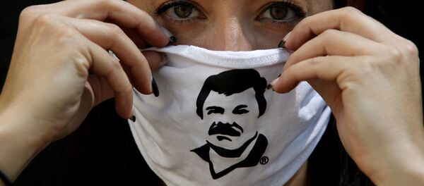 Una mascarilla con la imagen de Joaquín Guzmán Loera, alias 'El Chapo', fundador del Cártel de Sinaloa - Sputnik Mundo
