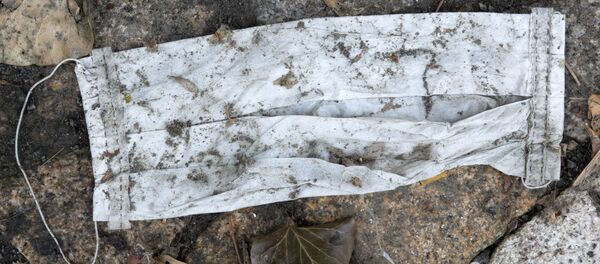 Mascarilla desechada en el suelo - Sputnik Mundo