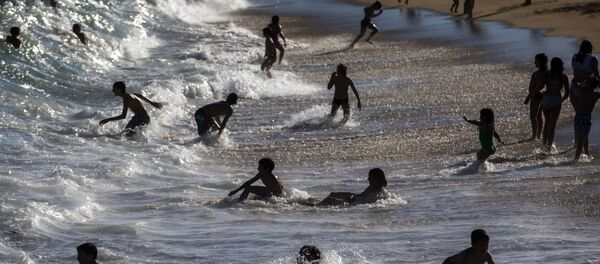 Gente disfruta en una playa de Barcelona, España - Sputnik Mundo