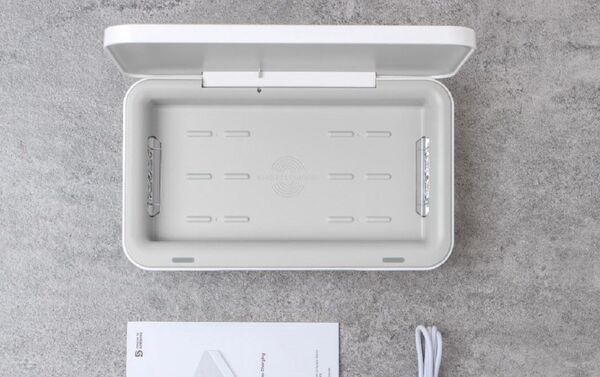 El esterilizador UV portátil de Samsung junto a sus instrucciones y un cable de conexión El esterilizador UV portátil de Samsung junto a sus instrucciones y un cable de conexión - Sputnik Mundo