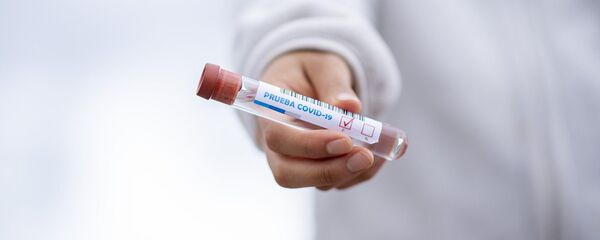 Una prueba de COVID-19 - Sputnik Mundo