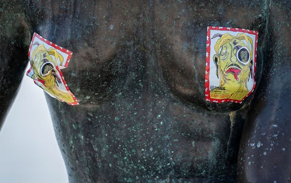 Pegatinas en los pezones de la estatua de la Sirenita - Sputnik Mundo