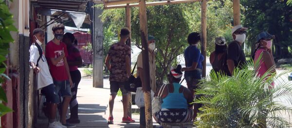 Personas esperando el ómnibus en La Habana Personas esperando el ómnibus en La Habana - Sputnik Mundo