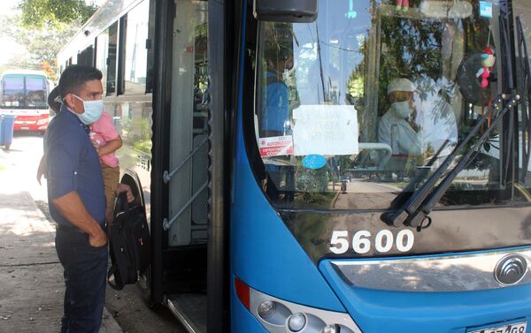 Un ómnibus en La Habana - Sputnik Mundo