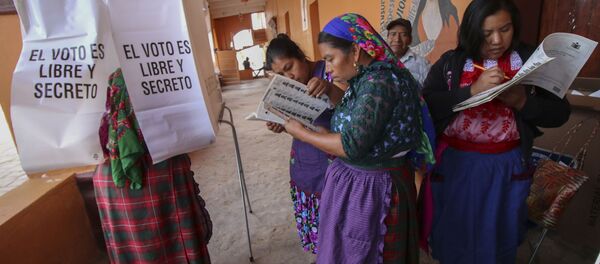 Mujeres mexicanas ejercen su derecho a votar durante las elecciones presidenciales de 2018 - Sputnik Mundo